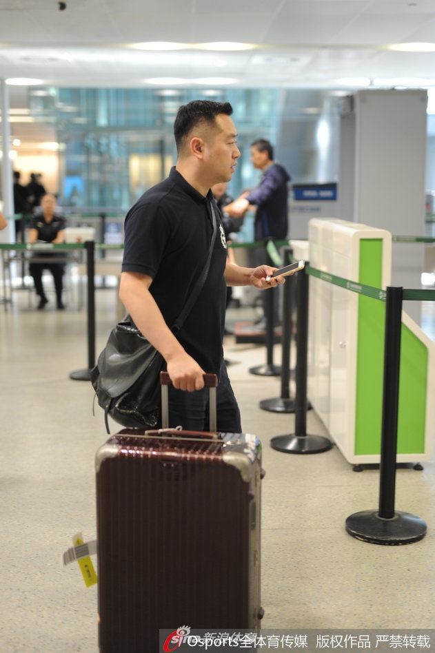 孔令辉现身上海虹桥机场