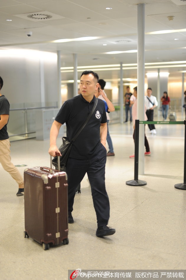 孔令辉现身上海虹桥机场