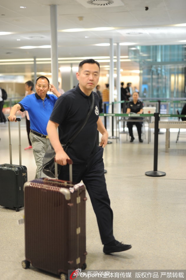 孔令辉现身上海虹桥机场