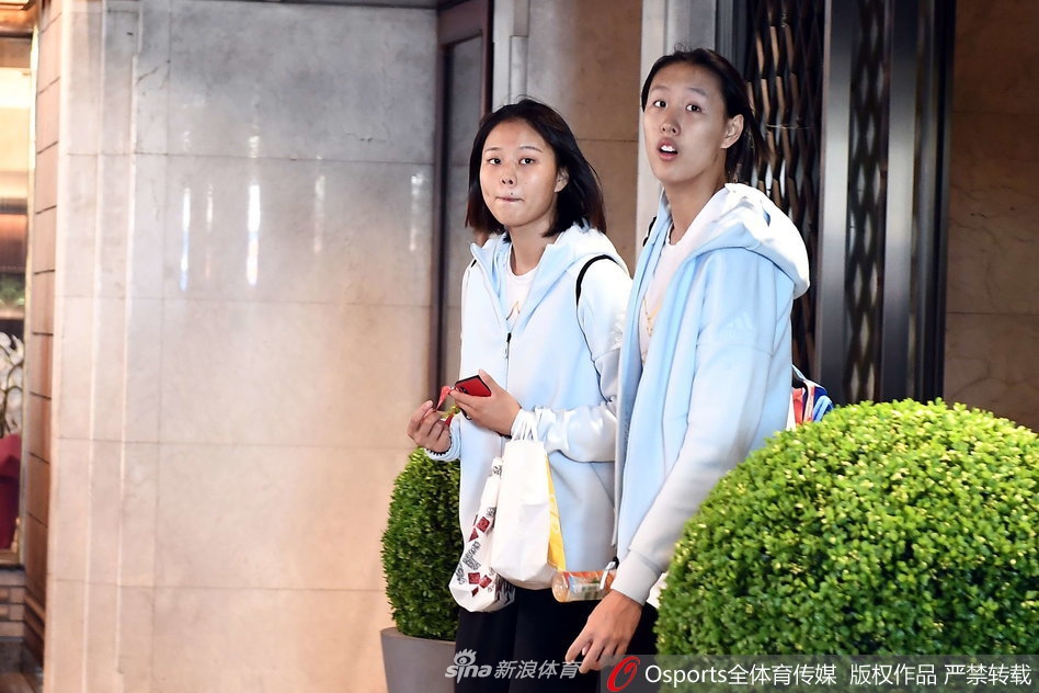 中国女排启程前往横滨