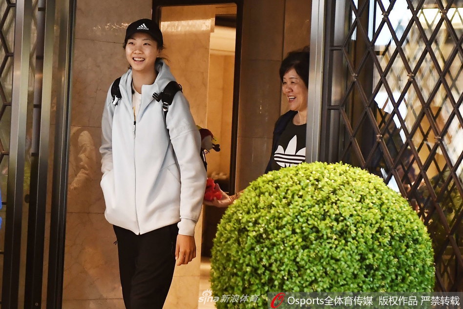 中国女排启程前往横滨