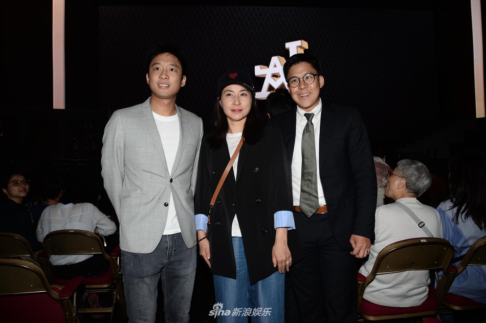 霍启刚郭晶晶3胎产女后首合体