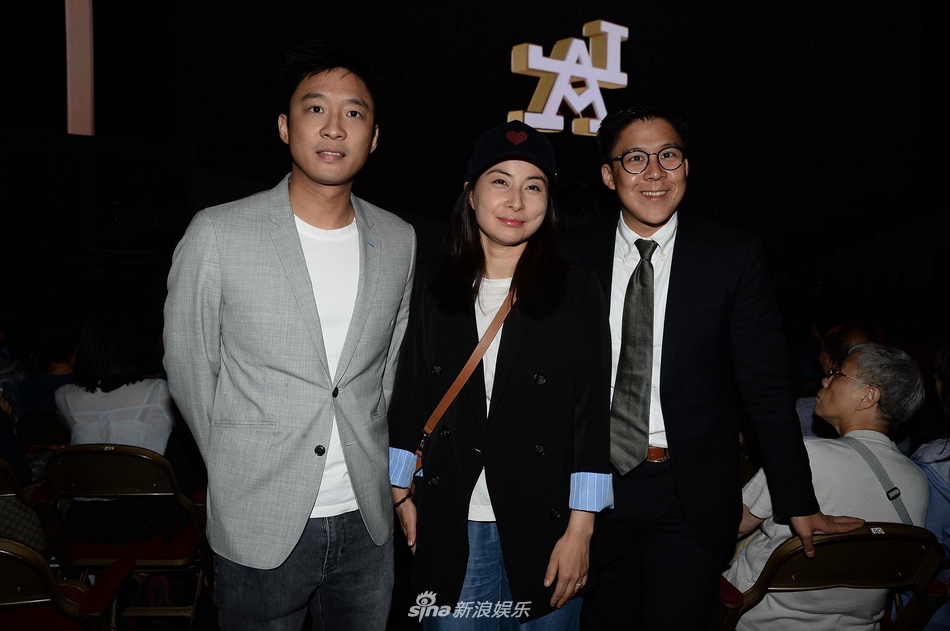 霍启刚郭晶晶3胎产女后首合体