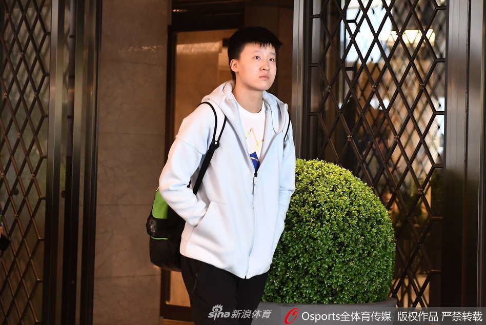 中国女排启程前往横滨