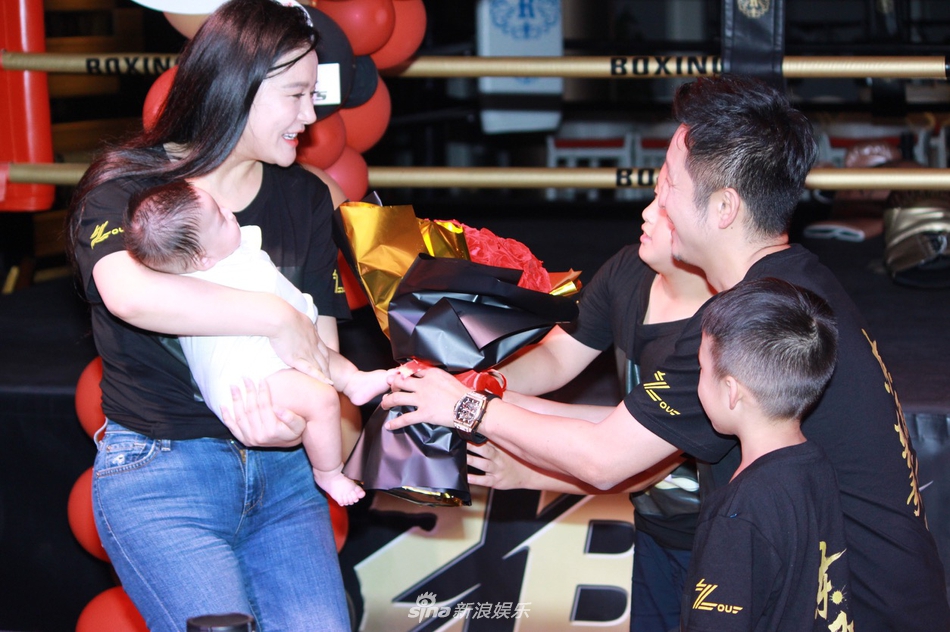 邹市明冉莹颖为小儿子庆祝百天