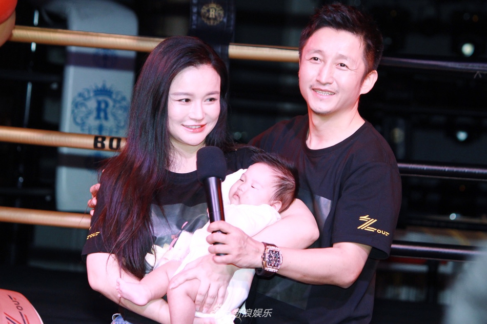 邹市明冉莹颖为小儿子庆祝百天