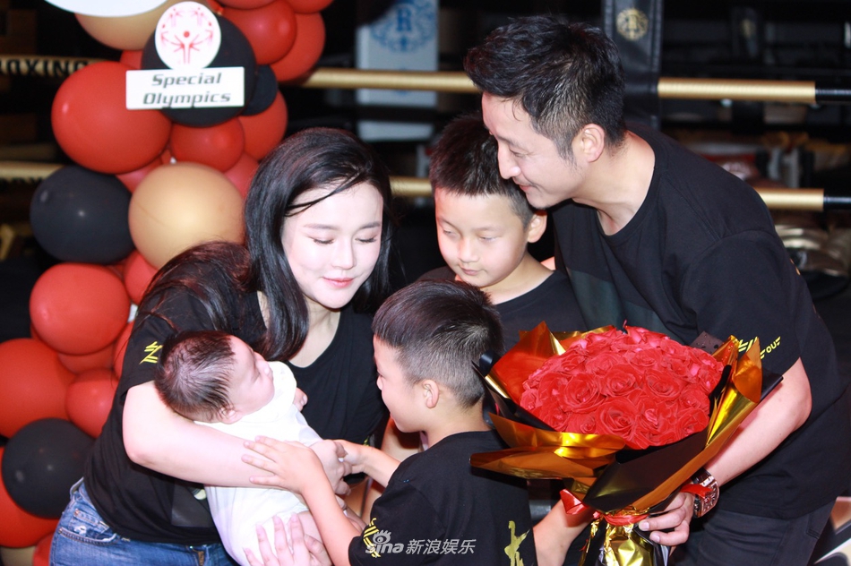 邹市明冉莹颖为小儿子庆祝百天