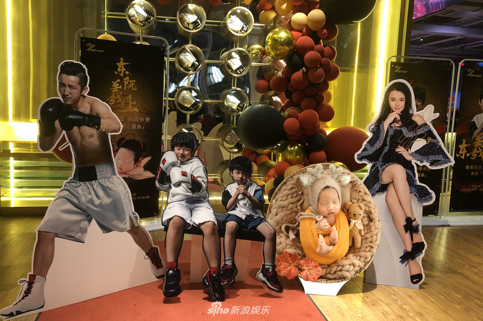 邹市明冉莹颖为小儿子庆祝百天