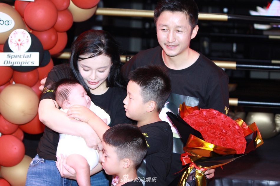 邹市明冉莹颖为小儿子庆祝百天