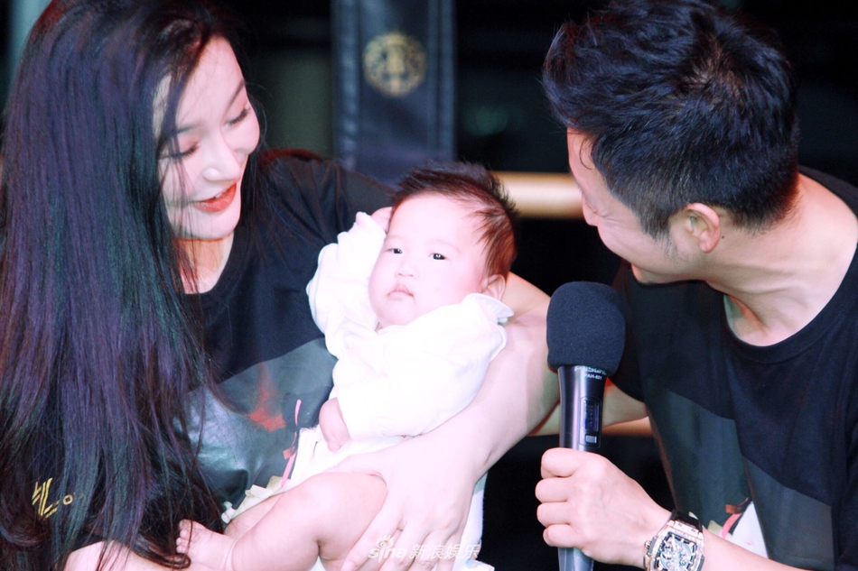 邹市明冉莹颖为小儿子庆祝百天