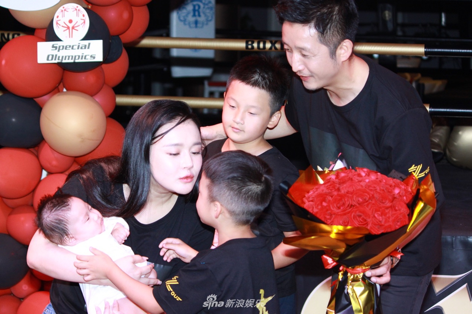 邹市明冉莹颖为小儿子庆祝百天