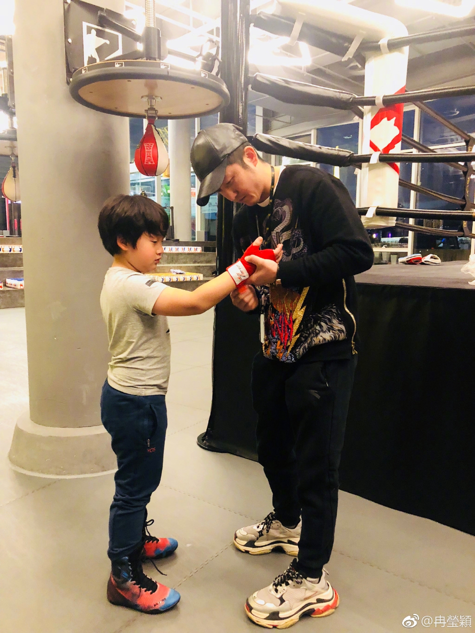 虎父无犬子！邹市明两爱子练拳击