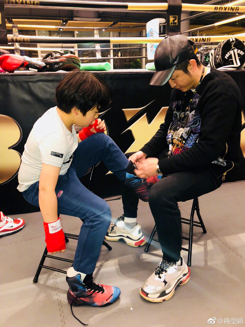 虎父无犬子！邹市明两爱子练拳击