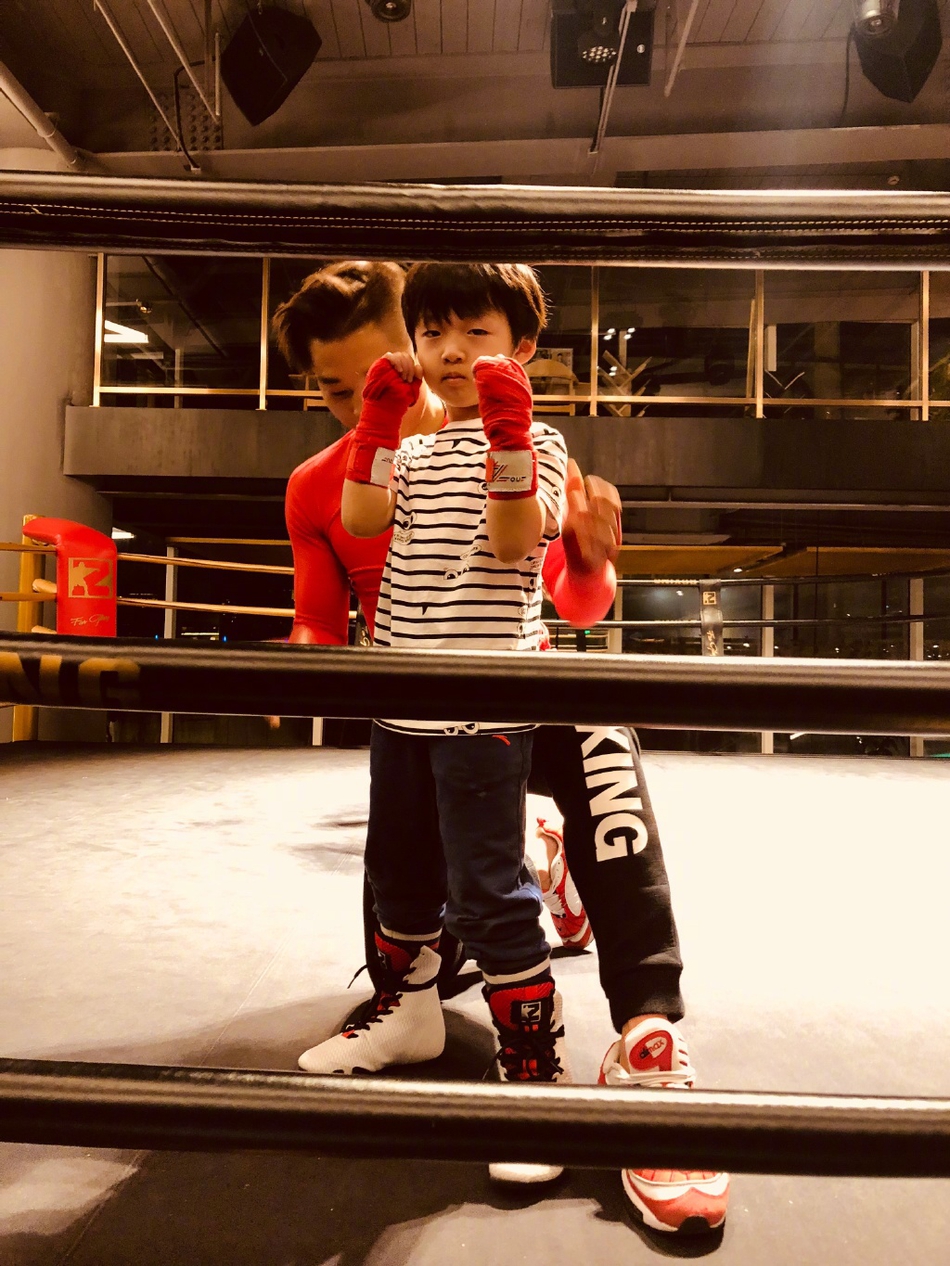 虎父无犬子！邹市明两爱子练拳击