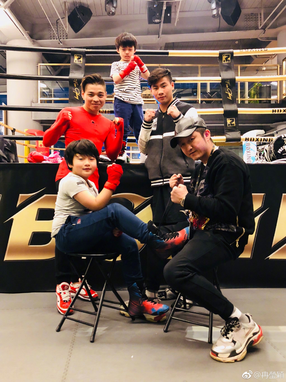 虎父无犬子！邹市明两爱子练拳击