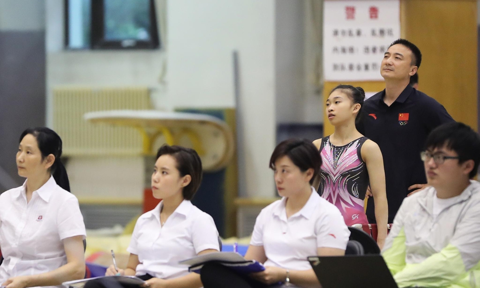 乔良观看队员测验