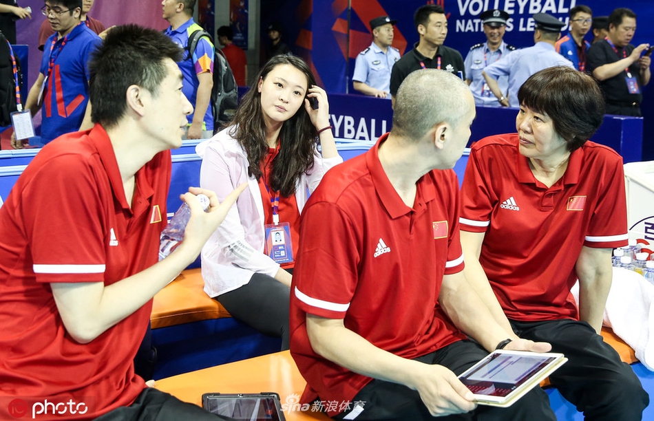 惠若琪坐郎平身后观战