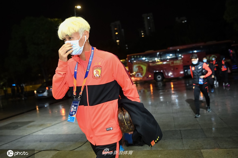 韦世豪将头发染成黄色