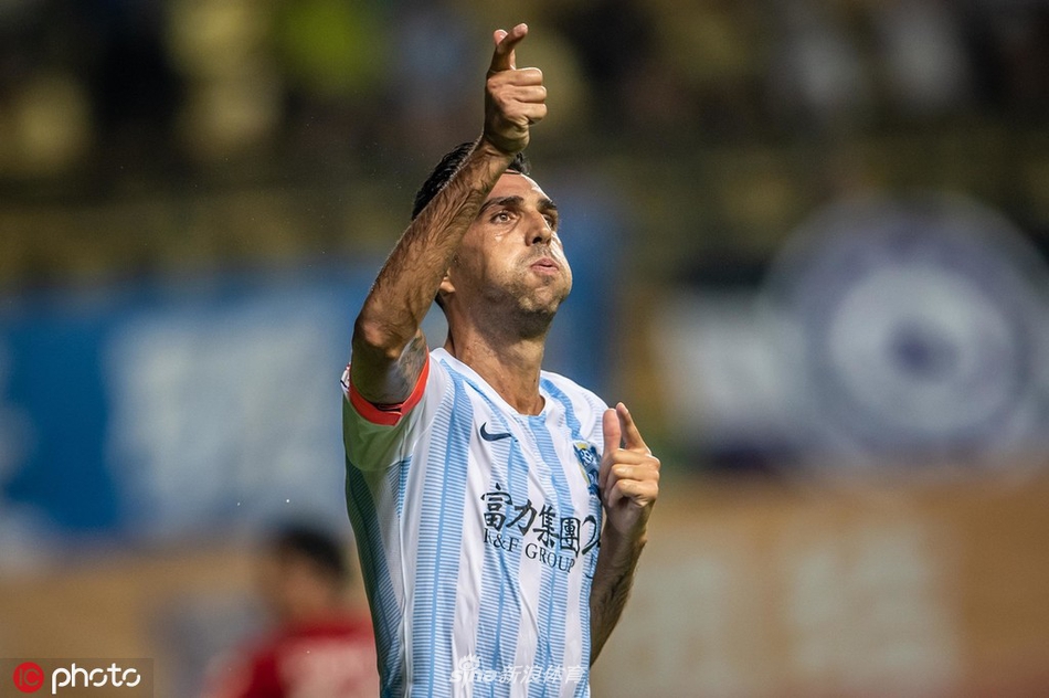 扎哈维头球破门