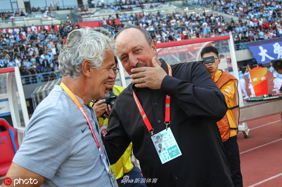 两名前意甲名帅寒暄