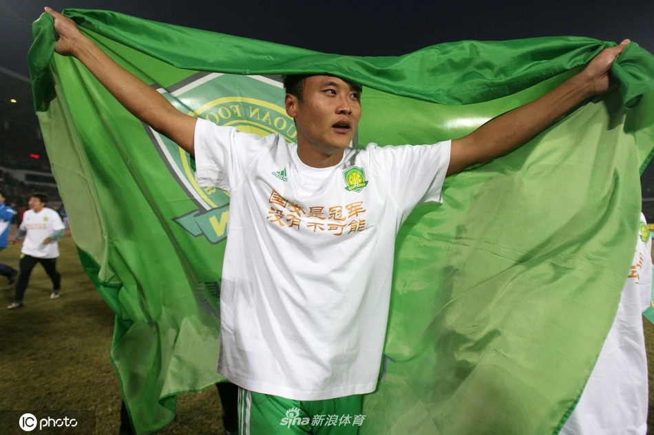 徐云龙身披国安旗帜