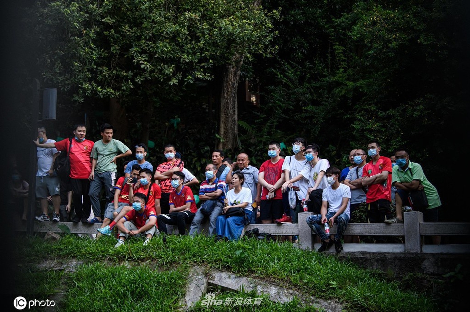 恒大富力热身赛引球迷"爬山观战"