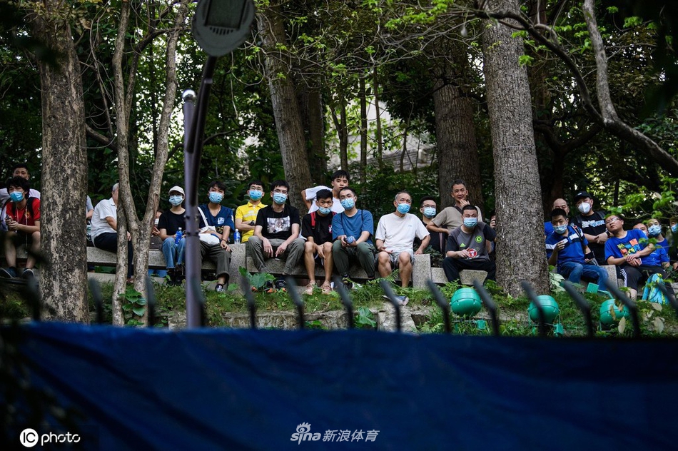 恒大富力热身赛引球迷"爬山观战"