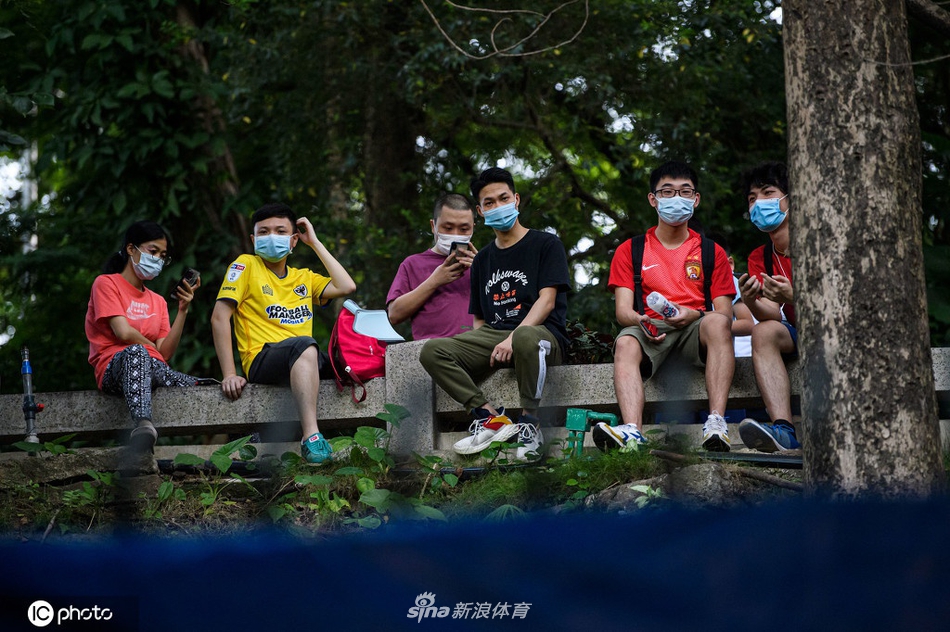 恒大富力热身赛引球迷"爬山观战"