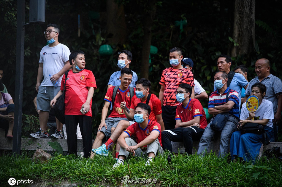 恒大富力热身赛引球迷"爬山观战"