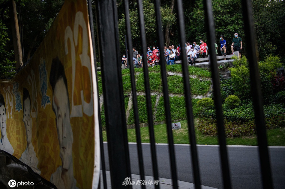 恒大富力热身赛引球迷"爬山观战"