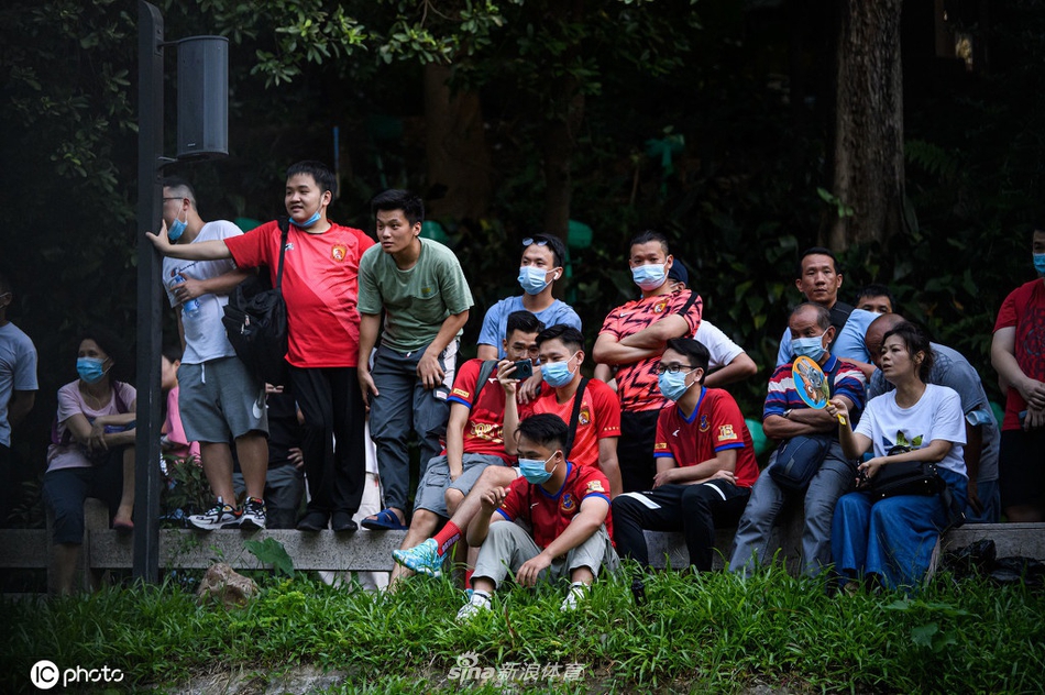 恒大富力热身赛引球迷"爬山观战"