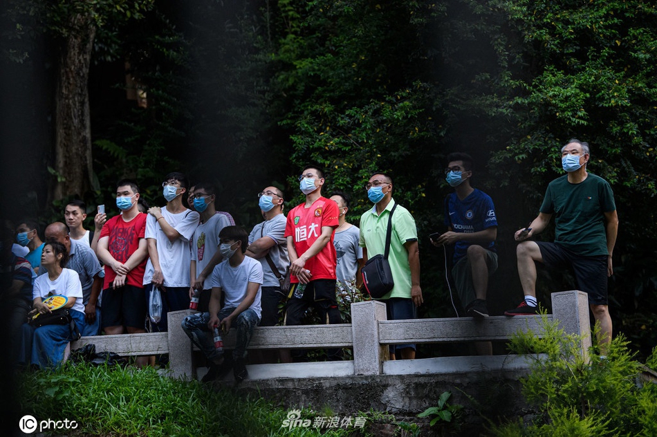 恒大富力热身赛引球迷"爬山观战"