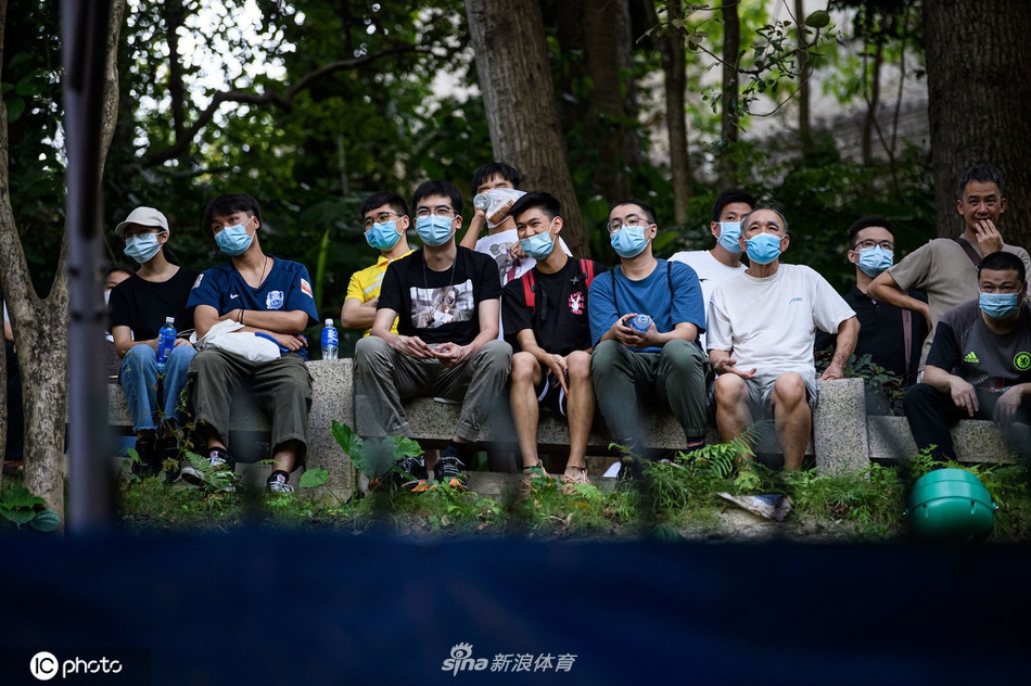 恒大富力热身赛引球迷"爬山观战"