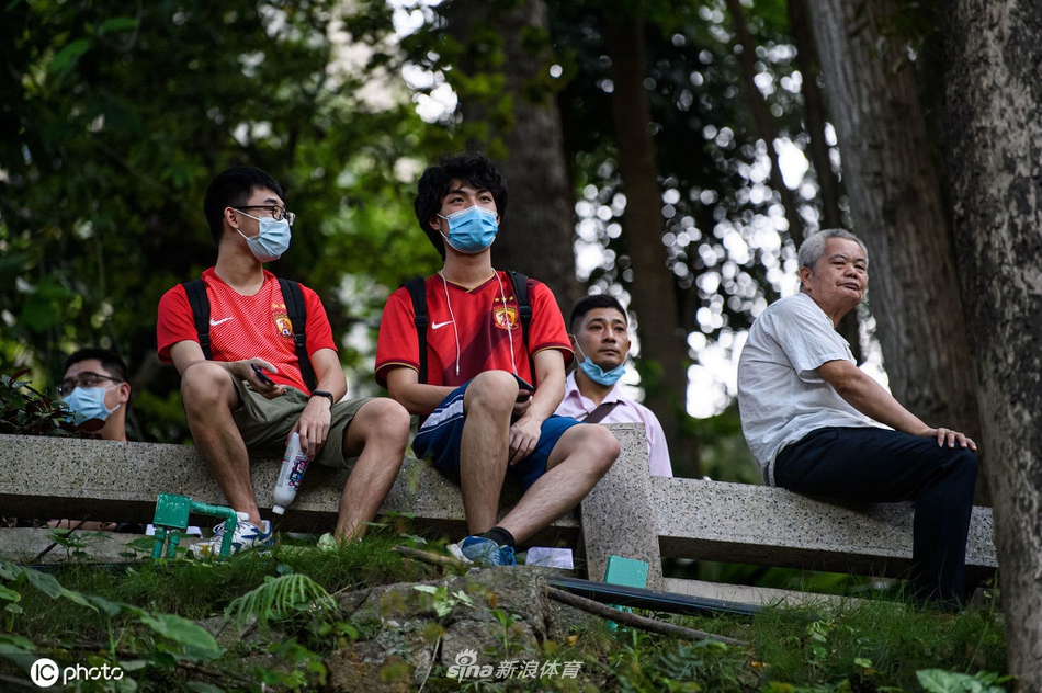恒大富力热身赛引球迷"爬山观战"