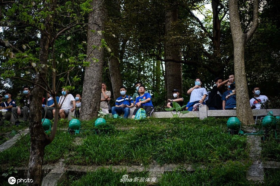 恒大富力热身赛引球迷"爬山观战"