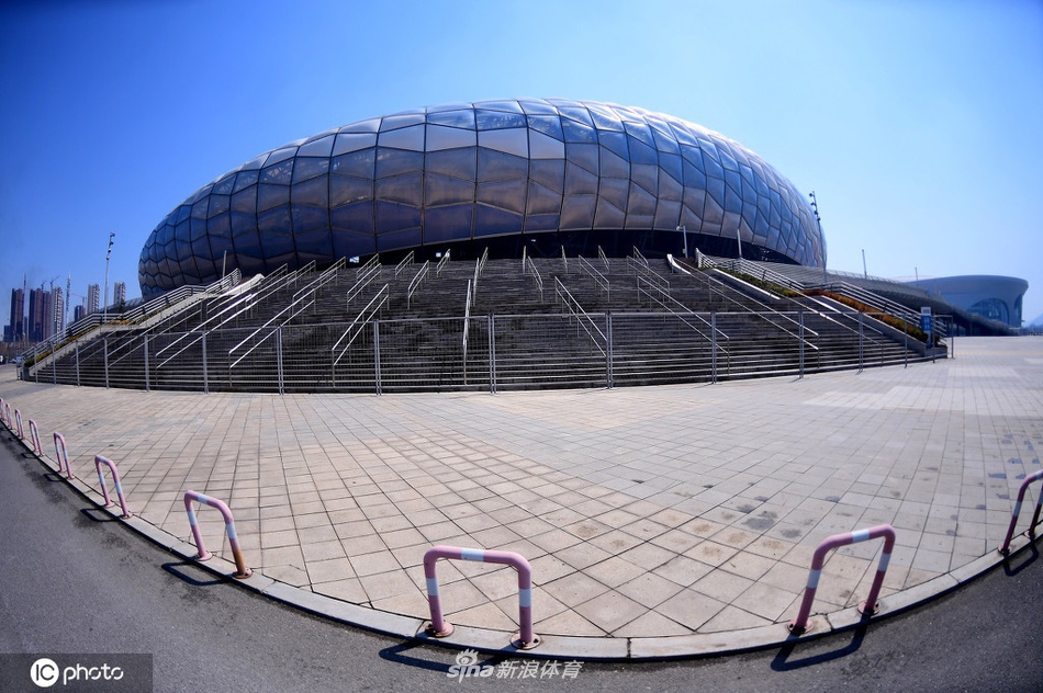大连市体育中心体育场