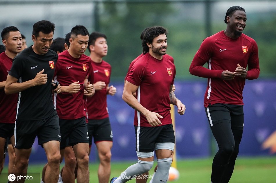 华夏抵达赛区后首训 高拉特随队参加合练