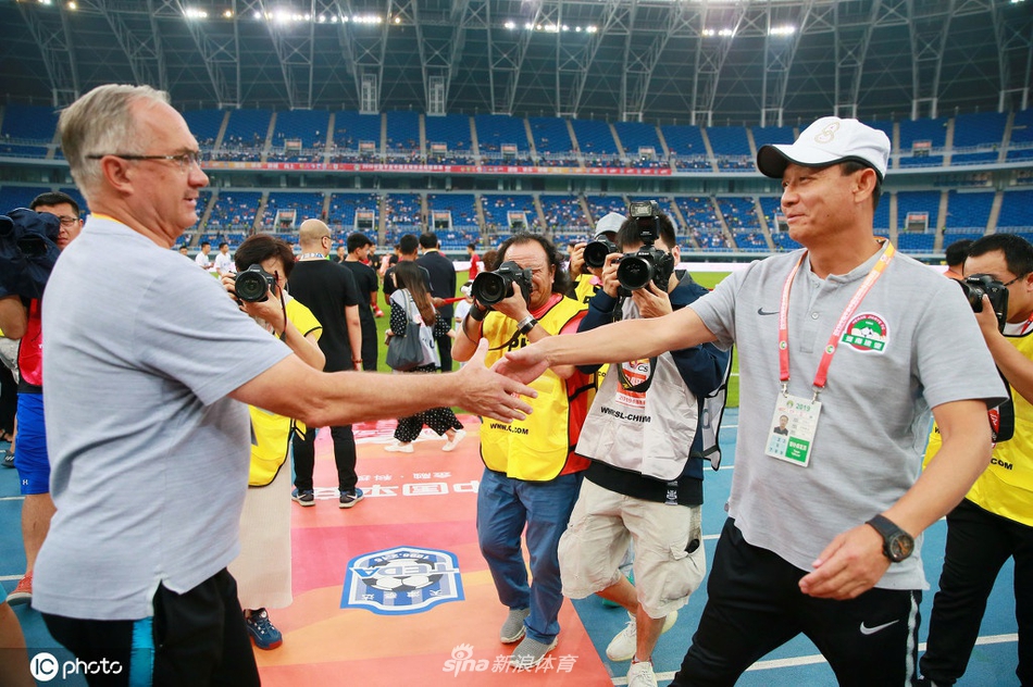 施蒂利克与王宝山握手
