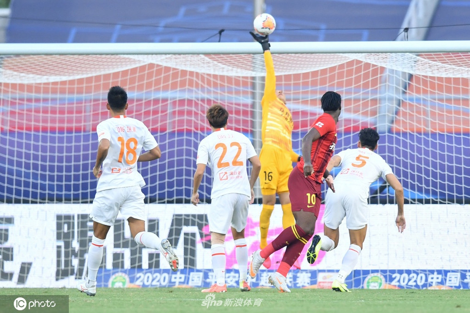 董春雨将球托出横梁