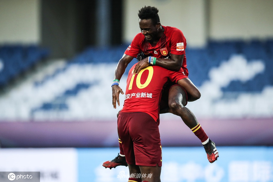 图雷推空门打入中超首球！