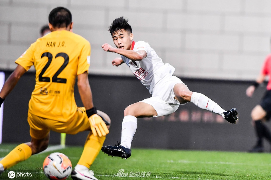 戴伟浚小角度射门