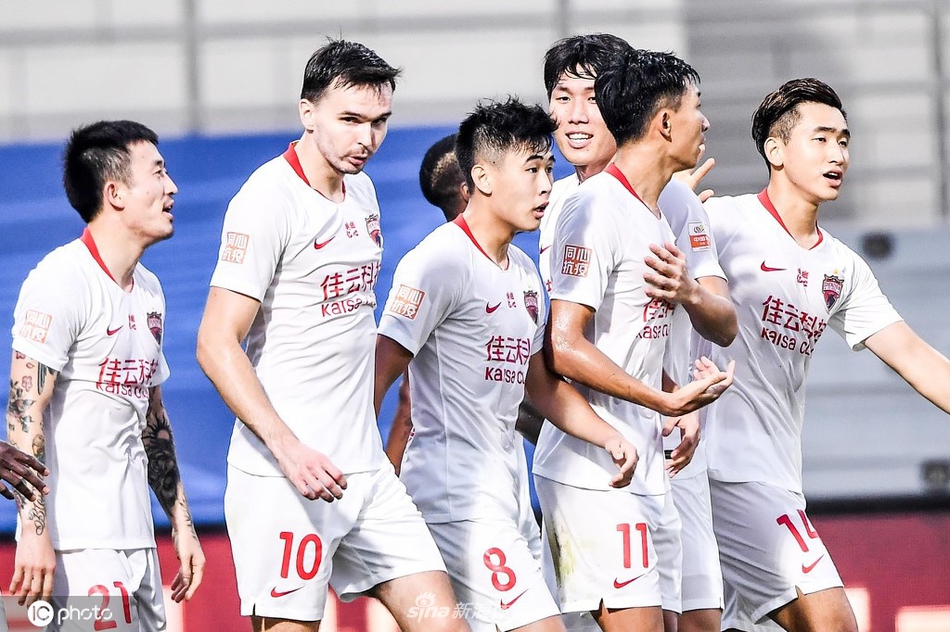 戴伟浚与队友庆祝