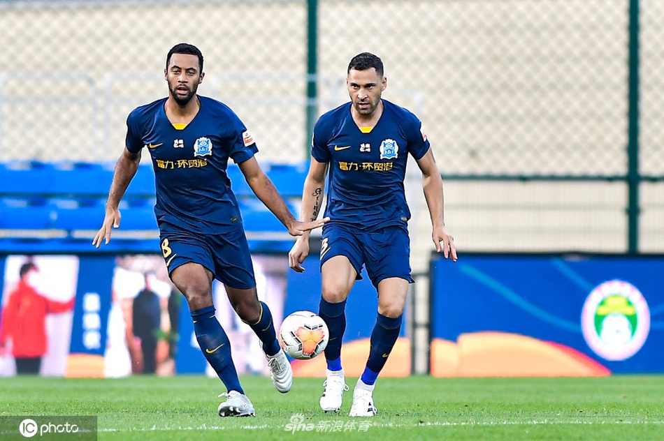 登贝莱示意托西奇压节奏