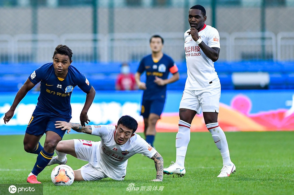 雷纳迪尼奥突破姜至鹏