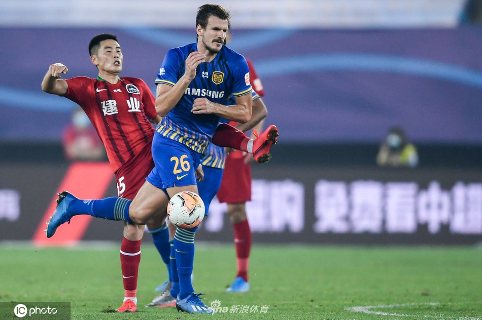 倪玉崧抬脚过高