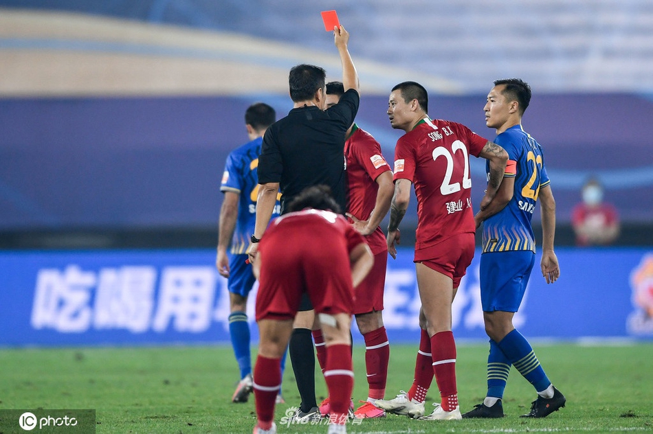 裁判出示红牌