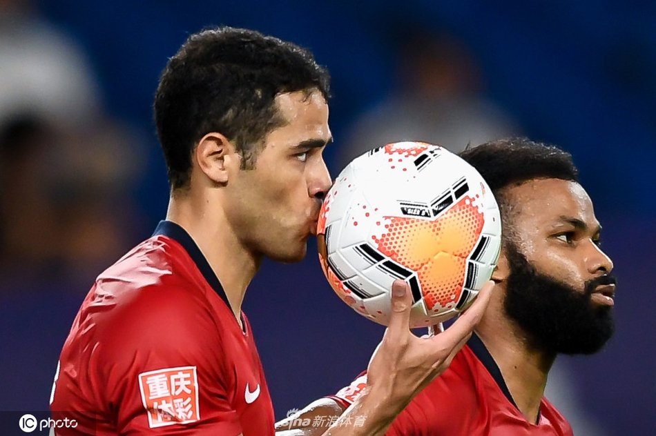 卡尔德克亲吻足球