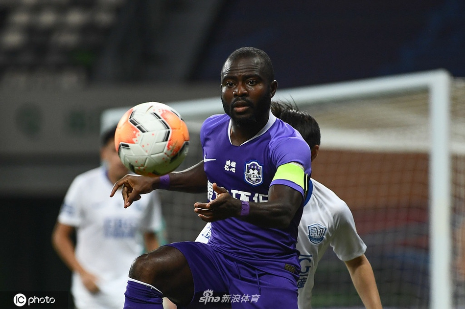 阿奇姆彭背身拿球