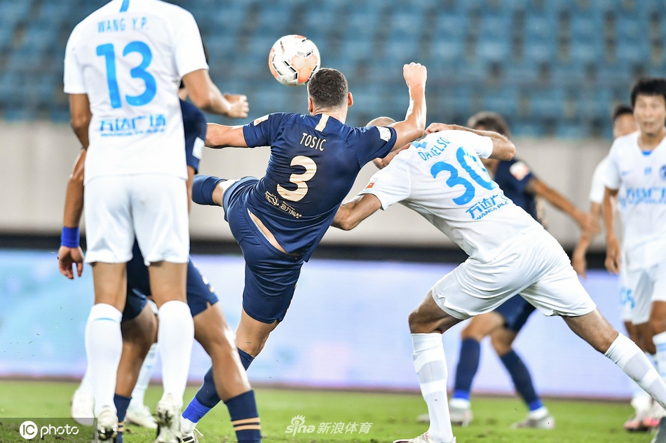 慎入！大连外援铁卫被爆头 看着就疼