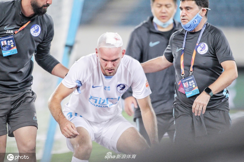 慎入！大连外援铁卫被爆头 看着就疼